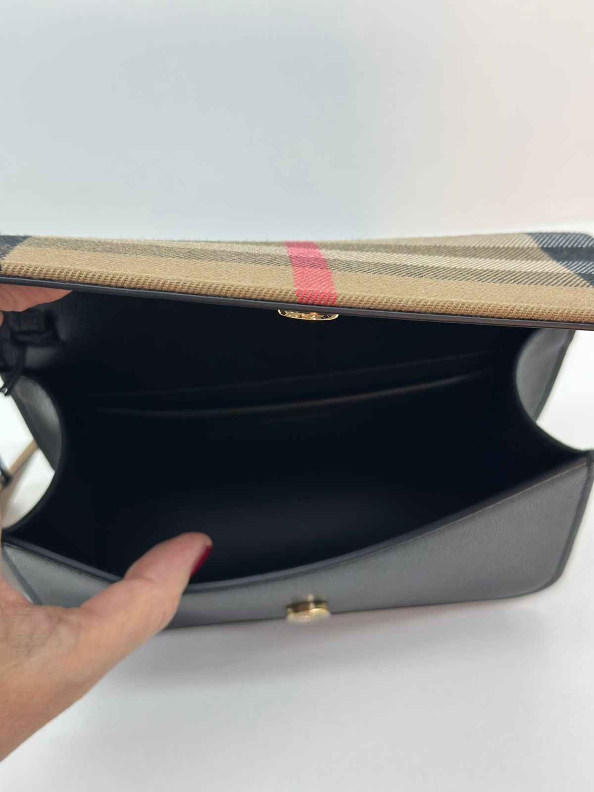 BOLSA BURBERRY MADISON PRETA - Imagem 20