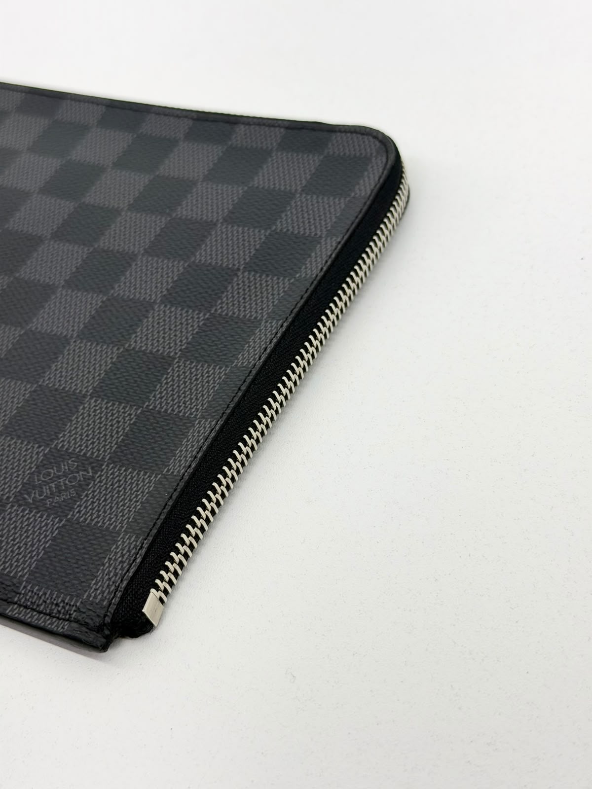 POCHETTE LOUIS VUITTON JOUR PM - Imagem 13