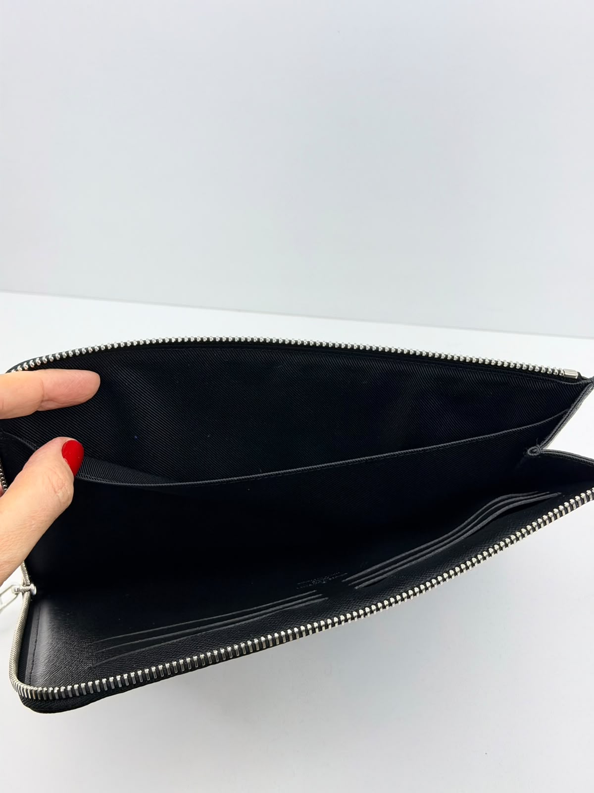 POCHETTE LOUIS VUITTON JOUR PM - Imagem 19